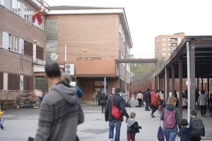 Exterior del Colegio Público La Latina, en Aluche, Madrid durante la jornada de huelga.