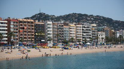 La playa y apartamentos en primera línea de costa en Lloret de Mar, el municipio de costa con más hogares compartidos registrados, un total de 26.