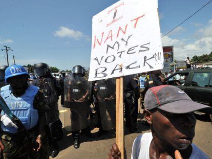 Un partidario del candidato presidencial Tubman protesta ante la polic&iacute;a liberiana y los cascos azules en Monrovia