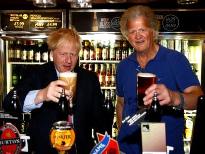 Boris Johnson posa con Tim Martin, responsable de JD Wetherspoon, en Londres.