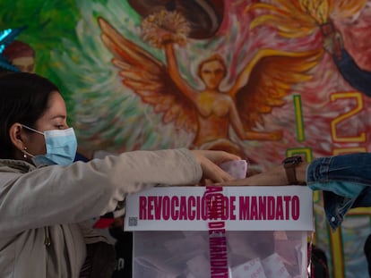 Una mujer vota en el centro histórico de Ciudad de México. El Instituto Nacional Electoral informó que se instaló el 99.96% de las casillas para la consulta de revocación de mandato.