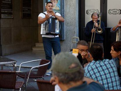 Foto de archivo de músicos callejeros en el centro de Madrid.