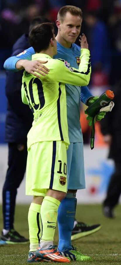Messi saluda a Ter Stegen.