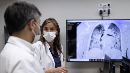Jordi Colmenero y Elisa Pose, durante una reunion de trabajo del Servicio de Hepatologia del Hospital Clinic (Barcelona).