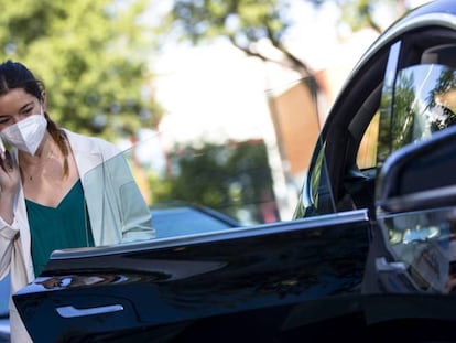Una pasajera hace uso del servicio de VTC de Cabify. 