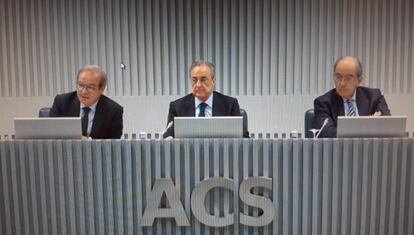 El presidente de ACS, Florentino Pérez, entre el CEO del grupo, Marcelino Fernández Verdes, y el director general Ángel García Altozano, durante la presentación celebrada esta mañana en Madrid.