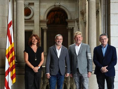 El alcalde de Barcelona, Jaume Collboni, entre su número dos, Laia Bonet, el CEO de Seat, Wayne Griffiths, y el teniente de alcalde Jordi Valls.