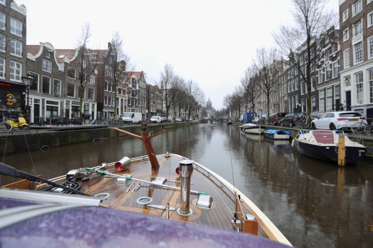Un barco navegó por un canal en Amsterdam en marzo del año pasado.