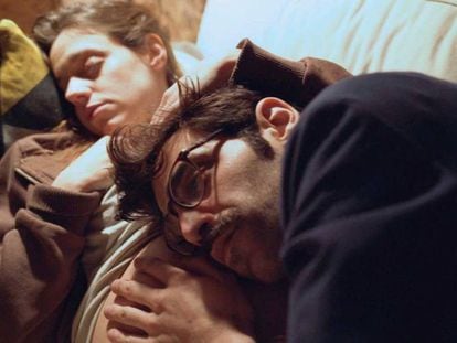 María Rodríguez Soto y David Verdaguer, en el filme. En el vídeo, Carlos Boyero comenta 'Los días que vendrán'.