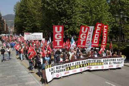 En la imagen, una manifestación convocada en Oviedo por los sindicatos CCOO, UGT y USO bajo el lema "Las reformas y los recortes del Gobierno hacen peligrar la salud y seguridad en el trabajo". EFE/Archivo