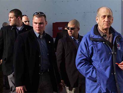 Ehud Olmert (derecha) visita un puesto militar seguido por sus escoltas en Tulkaren, cerca de Cisjordania.
