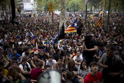 Protesta d'estudiants catalans a la seu de la Universitat de Barcelona a favor de la celebració del referèndum.