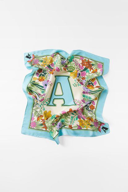 Zara continúa con la fiebre de personalizarlo todo y propone estos pañuelos de seda de edición limitada con iniciales para llevar de coletero, al cuello o atados al bolso y dar un punto de color. 19,95€.