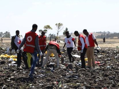 Un grupo de miembros de la Cruz Roja en el lugar donde ha impactado el avión, al sur de Adís Abeba.