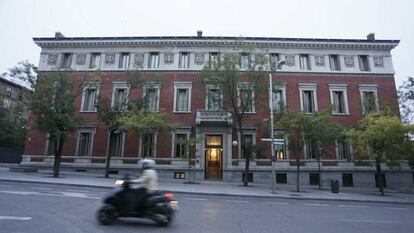 Fachada del edificio de la Real Academia Española.