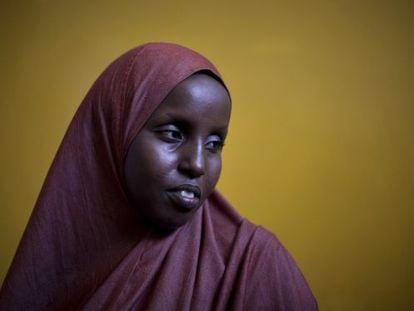 Huba Yousef, de 27 años, espera para dar a luz a su tercer hijo en una sala del Hospital Banadir de Mogadiscio.