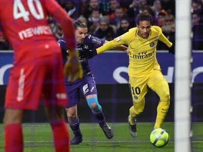 Neymar conduce el bal&oacute;n entre Cahuzac y Lafont, portero del Toulouse.