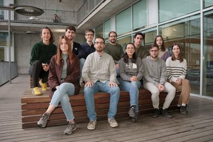 Equipo de Arnau Sebé Pedrós (en el centro, sentado, con camisa gris), en el Centro de Regulación Genómica, en Barcelona.