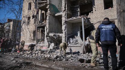 Los servicios de emergencias trabajan en un edificio bombardeado en Donetsk (Ucrania).