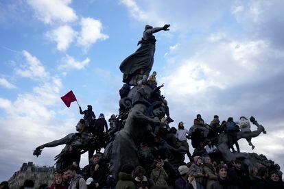 Un grupo de manifestantes suben a la escultura de Jules Dalou, 'El Triunfo de la República', en la plaza de la Nación de París.