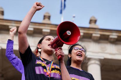 Varias manifestantes gritan consignas durante una manifestación por el Día Internacional de la Mujer en Melbourne (Australia), este miércoles. 