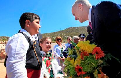 El primer ministro griego, Yorgos Papandreu, hablando con un grupo de niños en la isla de Kasterolizo, donde ha anunciado que su Gobierno ha solicitado formalmente la activación del plan de rescate.