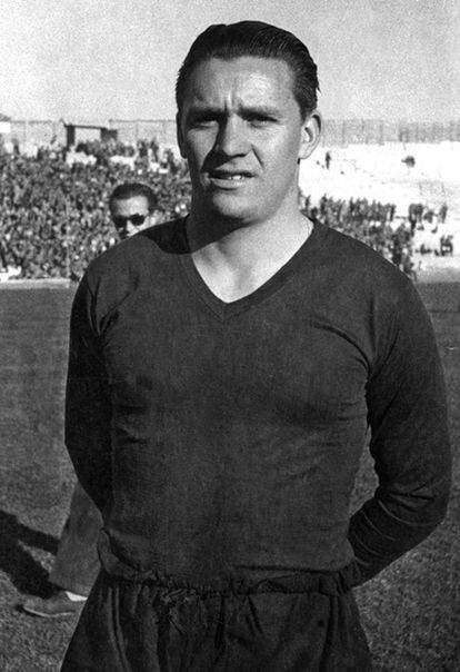 Fichó por el Real Madrid en 1946 y defendió sus colores durante 12 temporadas en las que logró 89 goles. Ganó dos títulos de Liga (1954 y 1955), una Copa (1947), una Copa de Europa (1957) y una Copa Latina (1955).