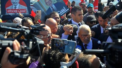 El líder del movimiento Ennahda, Rached Ghannouchi, rodeado de cámaras antes de comparecer ante la justicia el 21 de febrero de 2023.
