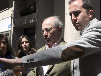 Rodrigo Rato, exvicepresident del Govern espanyol, surt del seu domicili aquest diumenge.