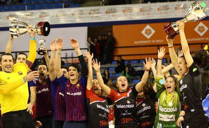 Los jugadores del Barça y las jugadoras del Gijón celebran sus títulos.
