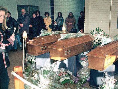 Vecinos de Outreau (norte de Francia) ante los féretros de cuatro jóvenes violadas y asesinadas en 1997.