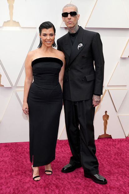 Tampoco han querido faltar a la cita la estrella de telerrealidad Kourtney Kardashian y su pareja, Travis Barker. Ella llevab un vestido de tubo vintage de Mugler y él, traje de Maison Margiela.