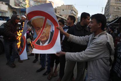 Unos palestinos queman fotos de Ariel Sharon en la franja de Gaza este sábado.
