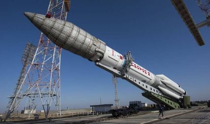 Preparación del cohete ruso Proton que lanzó ExoMars desde Baikonur, en Kazajistán. 