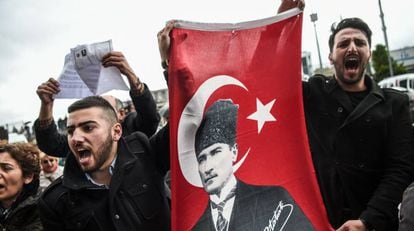 Miembros del Partido Republicano del Pueblo enseñan una bandera con el rostro de Ataturk durante una protesta contra los resultados del referéndum este martes en Estambul.