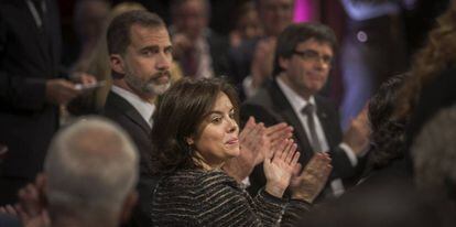 Soraya S&aacute;enz de Santamar&iacute;a, junto a Felipe VI y Carles Puigdemont.