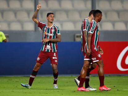 A la izquierda, Vitor Mendes, jugador del Fluminense que fue apartado del equipo por su vínculo a la red de apuestas.