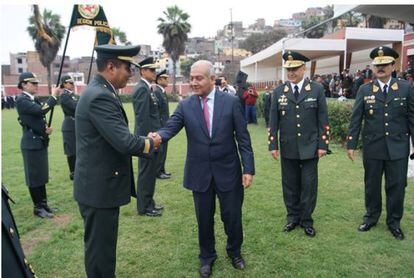 El ministro del Interior Wilfredo Pedraza, al lado de Lui Praeli (extremo derecho), uno de los mandos policiales retirado de su cargo.