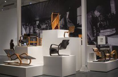 Algunas de las sillas y sillones que creó Aalto en la primera mitad del siglo XX y que se siguen vendiendo hoy.