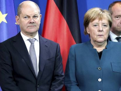 El ministro de Finanzas alemán, Olaf Scholz, junto a la canciller, Angela Merkel.