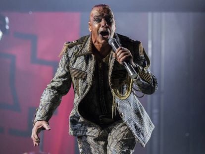 El cantante de Rammstein, Till Lindemann, durante el Concierto del grupo alemán en el estadio del RCD Espanyol de Barcelona