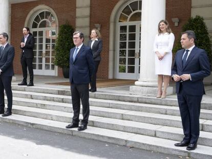 De izquierda a derecha en primera fila: El secretario general de CCOO, Unai Sordo; el presidente del Gobierno, Pedro Sánchez; el presidente de la CEOE, Antonio Garamendi; y el presidente de CEPYME, Gerardo Cuerva. (De izquierda a derecha en segunda fila) El ministro de Inclusión, Seguridad Social y Migraciones, José Luis Escrivá; la ministra de Hacienda y portavoz del Gobierno, María Jesús Montero; el vicepresidente y ministro de Derechos Sociales y Agenda 2030, Pablo Iglesias; la vicepresidenta y ministra de Asuntos Económicos y Transformación Digital, Nadia Calviño; y la ministra de Trabajo y Economía Social, Yolanda Díaz, posan tras la firma del Acuerdo Social en Defensa del Empleo, celebrado en el Complejo de La Moncloa, en Madrid (España).