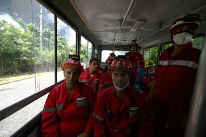Un grupo de bomberos dentro de un autobús, se dirigen a la zona del siniestro para intentar de sofocar el fuego, la tarde del 6 de agosto de 2022.