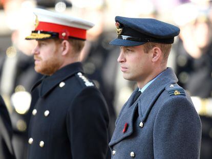 El príncipe Enrique y el príncipe Guillermo, en el memorial anual del Domingo del Recuerdo en The Cenotaph el 10 de noviembre de 2019 en Londres, Inglaterra.