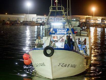 Un barco pesquero de C&aacute;diz, en su llegada a la costa. 