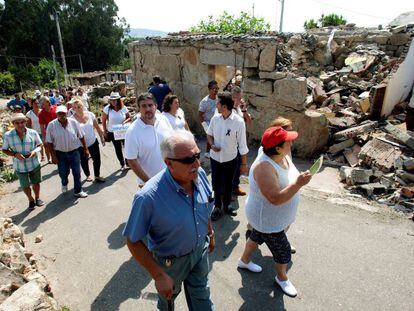 Vecinos de Paramos que perdieron sus bienes en la explosión, durante su concentración en la zona cero.