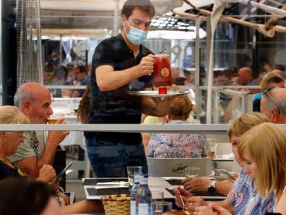 Un camarero sirve una sangría en un restaurante de Pamplona, el 12 de julio.