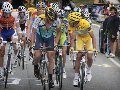 Armstrong y Contador charlan durante una fuga en el Tour de 2009.