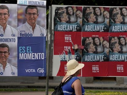 Carteles electorales del PP y del PSOE para las elecciones del 23-J en una valla en Gijón.
