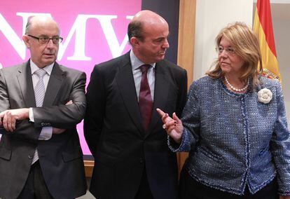 Elvira Rodríguez junto a Cristóbal Montoro y Luis de Guindos durante el acto de posesión al frente de la CNMV